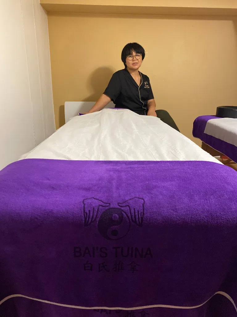 Mme Bai dans la salle de soins Baï Tuina à Lyon 3
